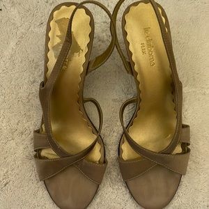 Size 71/2 wedding shoe with low heal! Silk bronze straps.